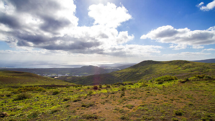 Blick auf die Wanderroute nach Máguez und weiter bis zur Küste | © Sunhikes die Wanderroute nach Máguez und weiter bis zur Küste | © Sunhikes