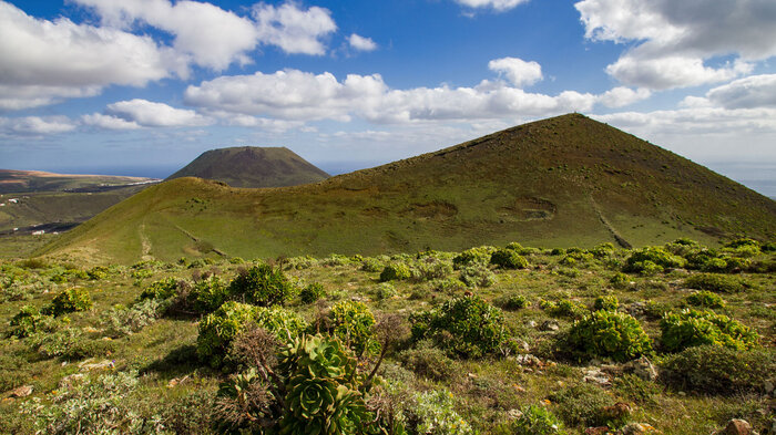 Ausblick vom Montaña Quemada zum Vulkankegel Los Helechos und dem Monte Corona | © Sunhikes Blick vom Montaña Quemada zum Vulkankegel Los Helechos und dem Monte Corona | © Sunhikes