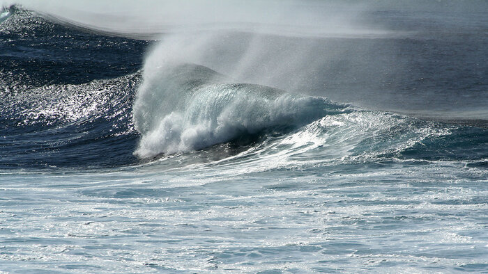 brechende Wellen an der Küstenlandschaft von Los Hervideros | © Sunhikes große Wellen an der Küstenlandschaft von Los Hervideros | © Sunhikes