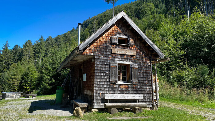 Paulahütte im Wald | © Sunhikes