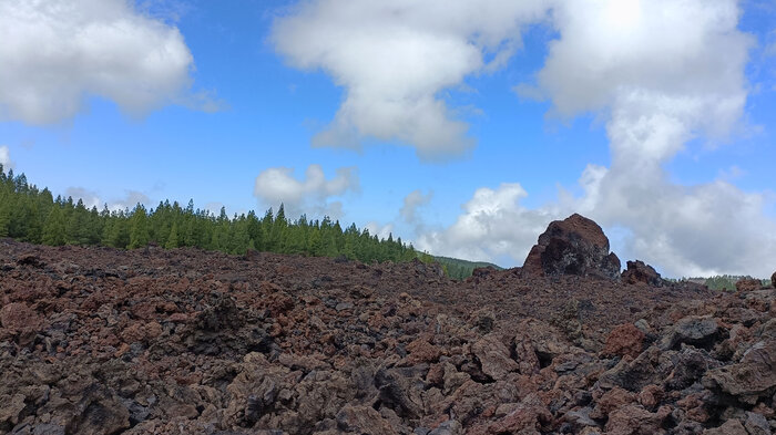 Wanderung durch Lavablöcke im Naturreservat Chinyero | © Sunhikes