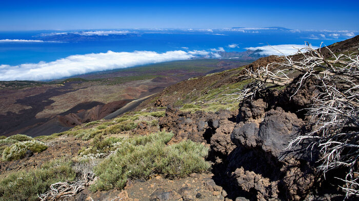 Blick die Flanke des Pico Viejo hinab zur Westküste und den Inseln La Gomera und La Palma | © Sunhikes Blick am Pico Viejo hinab zur Westküste und den Inseln La Gomera und La Palma | © Sunhikes