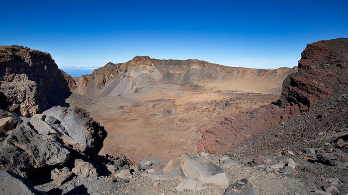 Einblick in den Pico Viejo Vulkankrater entlang des Wanderweges | © Sunhikes Einblick in den Pico Viejo Vulkankrater entlang des Weges | © Sunhikes