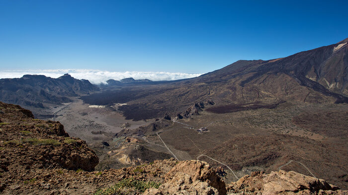 die Caldera Richtung Boca Tauce sowie die Ebene Llano de Ucanca mit der Felsgruppe Los Roques im Vordergrund | © Sunhikes die Caldera Richtung Boca Tauce und die Ebene Llano de Ucanca mit der Felsgruppe Los Roques im Vordergrund | © Sunhikes