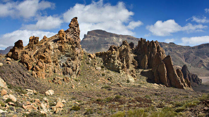 die Los Roques von der Ebene Llano de Ucanca mit dem Moñtana Guajara im Hintergrund | © Sunhikes