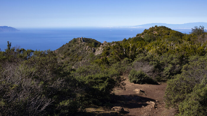 Wegabschnitt entlang der Cumbre de Bolico mit Blick auf die Nachbarinseln La Palma und La Gomera | © Sunhikes Wegabschnitt an der Cumbre de Bolico mit Blick auf die Nachbarinseln La Palma und La Gomera | © Sunhikes