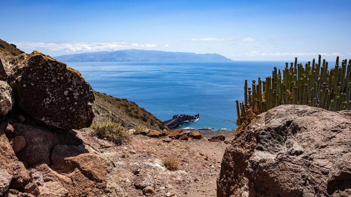 Ausblick zur Landzunge an der Punta de Teno mit La Gomera im Hintergrund | © Sunhikes Blick zur Landzunge an der Punta de Teno mit La Gomera im Hintergrund | © Sunhikes