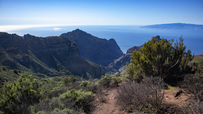 die tief eingeschnittene Masca-Schlucht mit der Insel La Gomera im Hintergrund | © Sunhikes tief eingeschnittene Masca-Schlucht mit der Insel La Gomera im Hintergrund | © Sunhikes